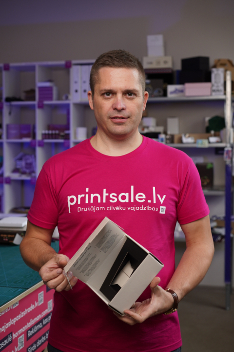 Lielas-kartona-kastes