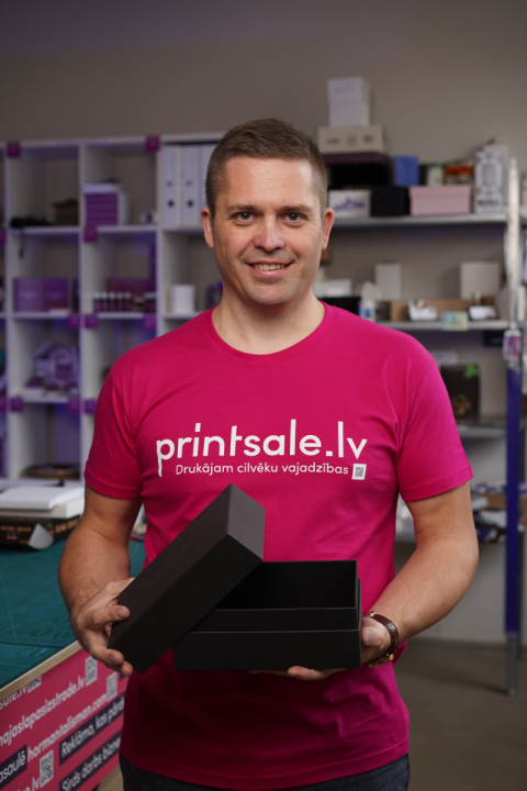 Melnas-kartona-kastes